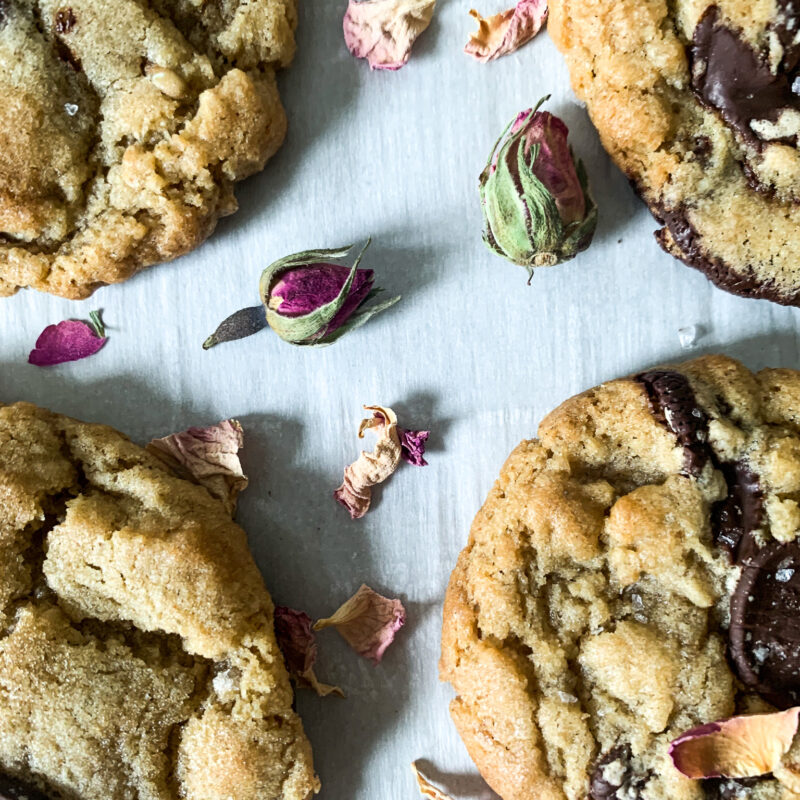 chocolate chunk cookies with roses
